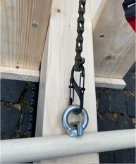 Chain, cable connection, and hardware in the rowing-machine drivetrain.